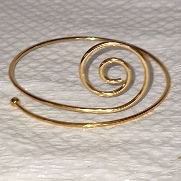 A Gold Tone Women's Arm Band Swirled Romanesque Metalwork Elegant Statement - Picture 1 of 6